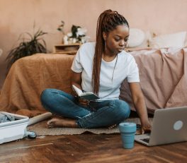 Hostel Booking Apps Compared: Fees, Reviews, and When to Book Direct